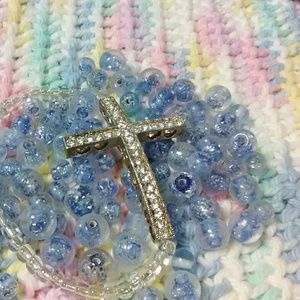 Silvertone cross stretch bracelet